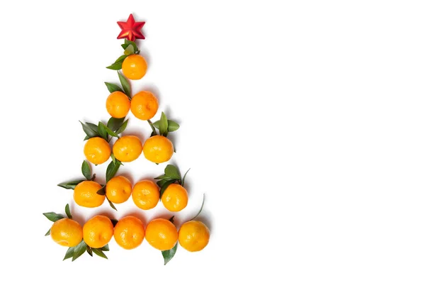 Árvore de Natal criativa feita de tangerinas em um fundo branco isolado. . — Fotografia de Stock