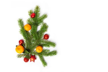 Noel düz bir kopyasıdır. Ladin, mandalina ve kırmızı Noel oyuncakları ve beyaz izole bir arka planda. Tasarım elemanları. Tatil kartı. 