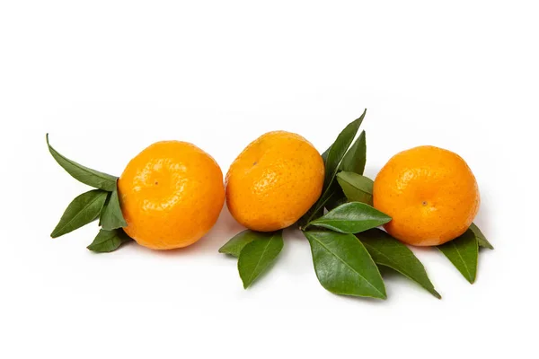 Três tangerinas num fundo branco isolado. O conceito de nutrição adequada . — Fotografia de Stock