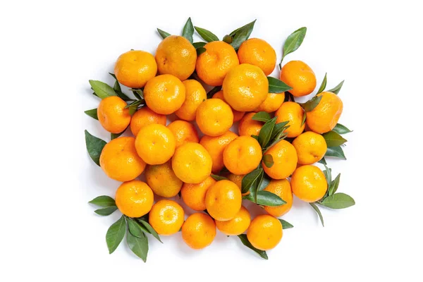Helle Mandarinen auf weißem, isoliertem Hintergrund. das Konzept der richtigen Ernährung und eines gesunden Lebensstils. — Stockfoto