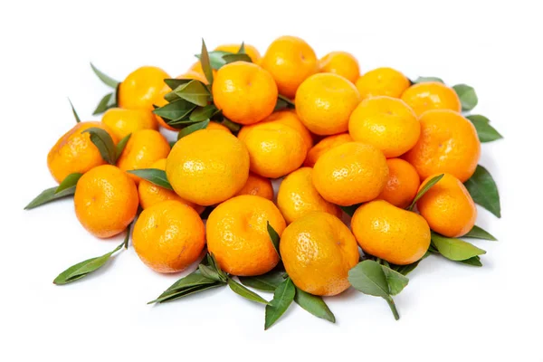 Helle Mandarinen auf weißem, isoliertem Hintergrund. das Konzept der richtigen Ernährung. — Stockfoto