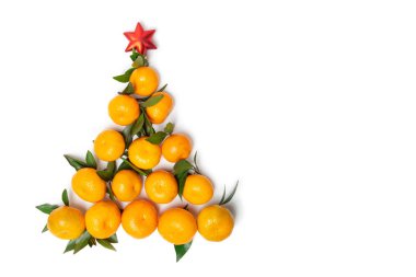 Noel düz bir kopyasıdır. Beyaz izole bir zemin üzerinde mandalinadan yapılmış yaratıcı Noel ağacı. Kızıl Noel Yıldızı. 