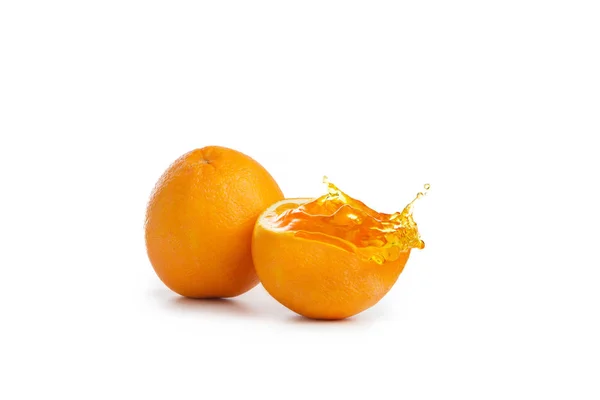 Laranjas em um fundo isolado branco. Sumo de laranja com salpicos. Foto conceitual: suco fresco, saboroso, estilo de vida saudável . — Fotografia de Stock