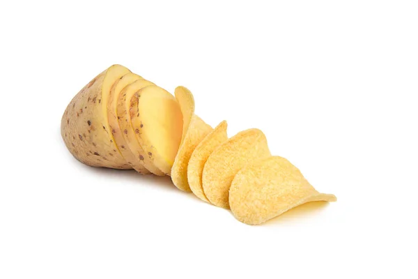 Kreativ fotografering. Skivad potatis och chips på en vit isolerad bakgrund. Tanken är hur potatis förvandlas till chips. — Stockfoto