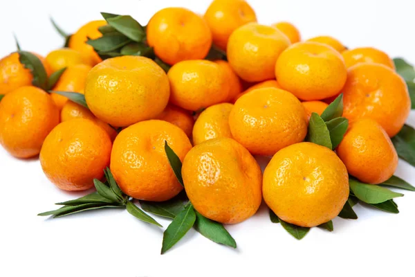 Helle Mandarinen auf weißem Hintergrund. — Stockfoto