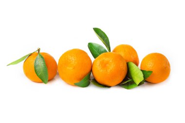 Taze, parlak meyveler. Beyaz izole arkaplanda yapraklı mandalinalar.