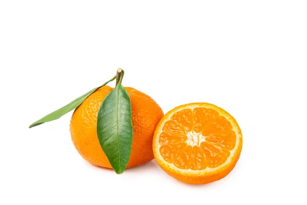 Färska, ljusa frukter. Tangeriner med blad på en vit isolerad bakgrund. — Stockfoto