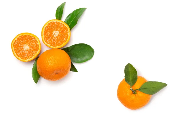 Tangeriner med blad på en vit isolerad bakgrund. Färska frukter. Högst upp. Platt äggläggning — Stockfoto