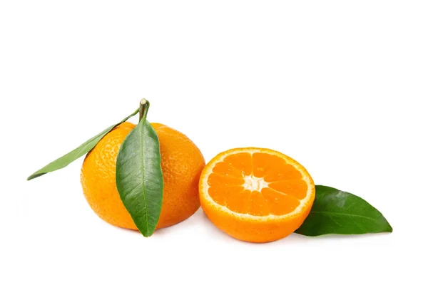 Mandariner med blad på en vit isolerad bakgrund. Färska, ljusa frukter. — Stockfoto