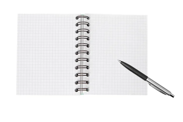 Apri il quaderno in una gabbia con una spirale e una penna appoggiata su uno sfondo bianco. Disposizione piatta, mockup. Pianificazione, creatività, business background . — Foto Stock