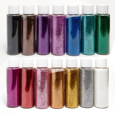 Beyaz arka planda şeffaf kavanozlarda çok renkli ışıltılar. 14 renk seti. Sümük için ışıltı. Tatil konsepti. çocuk malları