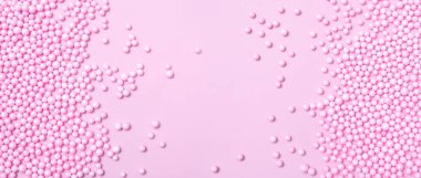 Uzun pankart. Pembe arka planda yumuşak pembe toplar. Tasarım elemanları. Pembe monokrom. Tatil konsepti. Pembe rüyalar.