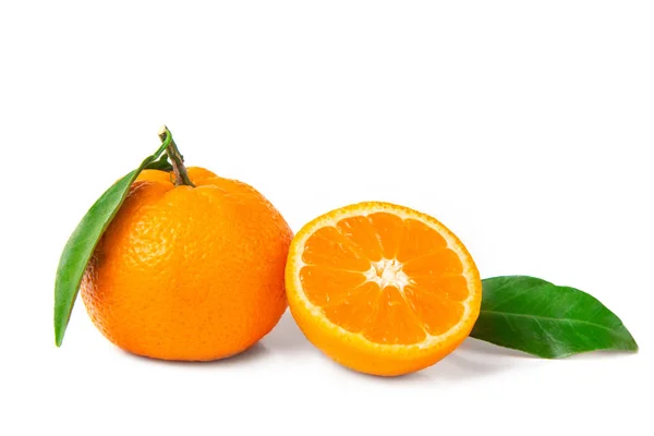 Frutta fresca e brillante. Mandarino con foglia su fondo bianco isolato . — Foto Stock