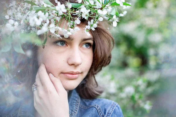 Uma Garota Bonita Aparência Europeia Com Uma Coroa Flores Cabeça — Fotografia de Stock