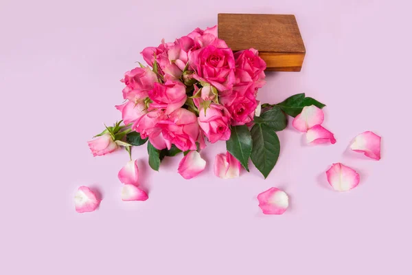 Rosas Rosadas Frescas Una Caja Madera Sobre Fondo Rosa Pétalos — Foto de Stock
