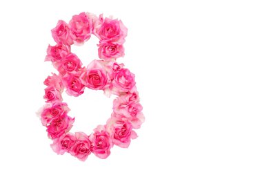 Beyaz izole edilmiş arka planda pembe güllerden yapılmış 8 numara. Yukarıdan bak. Uzayı kopyala Dekorasyon elementi.