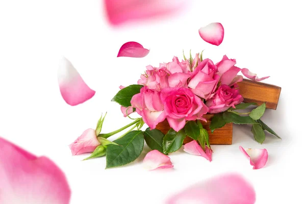 Rose Rosa Fresche Una Scatola Legno Uno Sfondo Bianco Isolato — Foto Stock