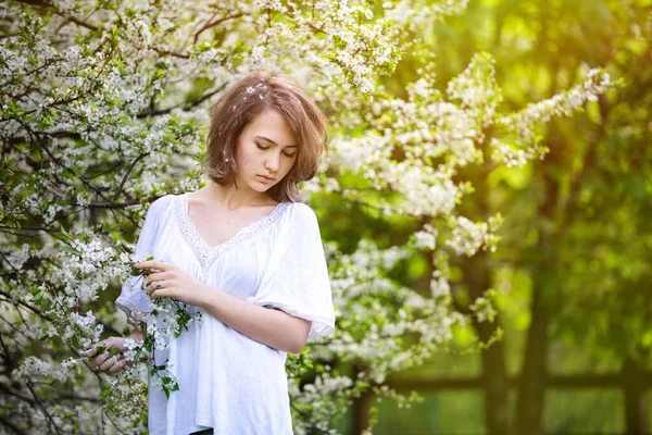 Menina Encantadora Pensativa Aparência Europeia Uma Blusa Branca Contexto Árvores — Fotografia de Stock