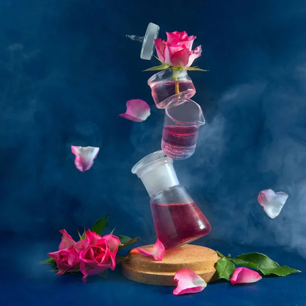 Несколько Фляжек Воздухе Левитация Розовые Розы Летающие Лепестки Синий Фон — стоковое фото