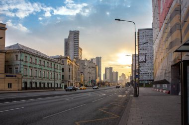 Rusya, Moskova, Nisan 2020. Şehrin boş sokakları. Sokak New Arbat. Az sayıda araba. Moskova 'da karantina. Bahar güneşli bir gün, gün batımı. Sokakta hiç insan yok..