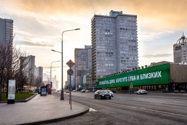 Rusya, Moskova, Nisan 2020. Şehrin boş sokakları. Sokak New Arbat. Az sayıda araba. Moskova 'da karantina. 