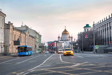 Rusya, Moskova, Nisan 2020. Şehrin boş sokakları. Mochovaya Caddesi. Az sayıda araba. Moskova 'da karantina. 