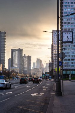 Rusya, Moskova, Nisan 2020. Şehrin boş sokakları. Sokak New Arbat. Az sayıda araba. Moskova 'da karantina. Bahar güneşli bir gün, gün batımı. Sokakta hiç insan yok ki. Akşam 6.25 'te.