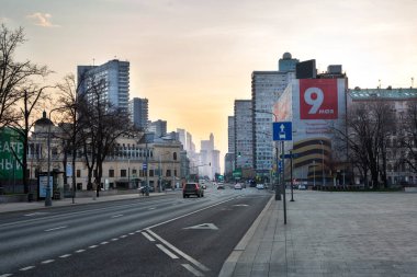 Rusya, Moskova, Nisan 2020. Şehrin boş sokakları. Sokak New Arbat. Az sayıda araba. Moskova 'da karantina. Gün batımı. Sokakta hiç insan yok..
