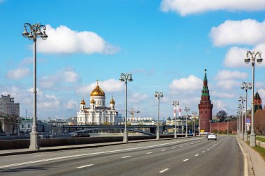 Rusya, Moskova, Mayıs 2020. Sokak fotoğrafçılığı. Şehrin boş sokakları ve yolları. Moskova 'da karantina. Yolda az sayıda araba var. Kremlin seti. Kurtarıcı İsa Katedrali, Kremlin.