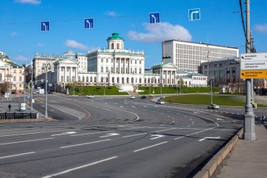 Rusya, Moskova, Mayıs 2020. Şehrin boş sokakları ve yolları. Moskova 'da karantina. Nadir yoldan geçenler. Çok az araba var. Pashkov Evi. Bahar senkron günü. 