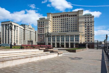 Rusya, Moskova, Mayıs 2020. Okhotny Ryad. Şehrin boş sokakları. Moskova 'da karantina. Bahar güneşli gün. 