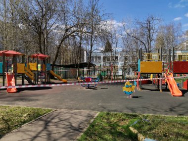 Mayıs 2020, Moskova 'da karantina. Kapalı bir oyun alanı. Bariyer bandı. Giriş yok. Bahar güneşli gün.
