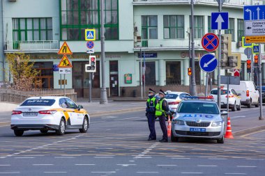 Moskova, Rusya, Mayıs 2020. Polis arabaları. Maskeli polis memurları.