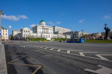 Rusya, Moskova, Mayıs 2020. Şehrin boş sokakları ve yolları. Moskova 'da karantina. Nadir yoldan geçenler. Çok az araba var. Pashkov Evi. Bahar senkron günü. 