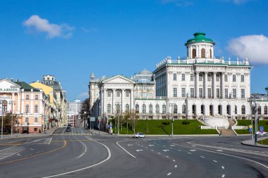 Rusya, Moskova, Mayıs 2020. Pashkov Evi. Şehrin boş sokakları ve yolları. Moskova 'da karantina. Nadir yoldan geçenler. Çok az araba var. Bahar günü. 