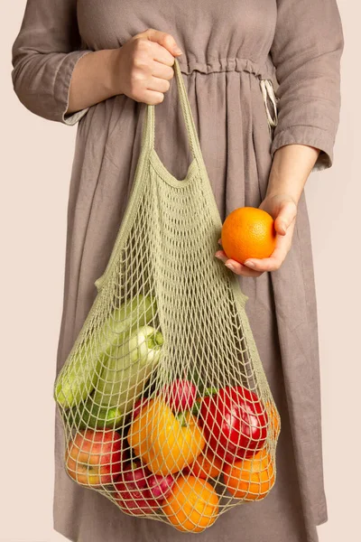 女の子は野菜や果物のストリングバッグを持っています 緑のショッピングと良い栄養の概念 環境保護 製品の納入 — ストック写真