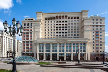 Rusya, Moskova, Mayıs 2020. Okhotny Ryad. Şehrin boş sokakları. Moskova 'da karantina. Bahar güneşli gün. 