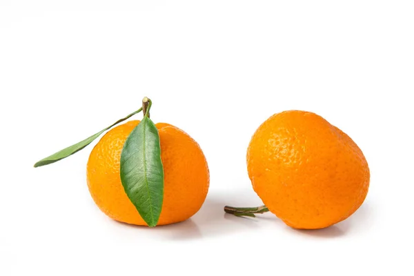 Zwei Mandarinen Mit Einem Blatt Auf Weißem Hintergrund Frische Helle — Stockfoto