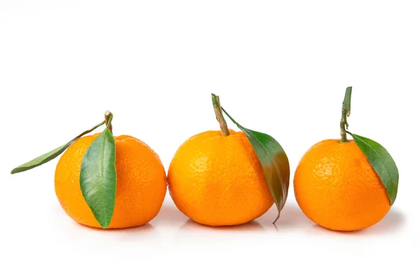 Três Tangerinas Com Uma Folha Fundo Isolado Branco Frutos Frescos — Fotografia de Stock