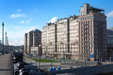 Rusya, Moskova, Mayıs 2020. Serafimovich Caddesi, Sofiyskaya seti üzerinde büyük bir taş köprü. Parlak güneşli bir gün. Boş şehir. Moskova 'da karantina.