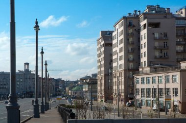 Rusya, Moskova, Mayıs 2020. Serafimovich Caddesi, Sofiyskaya seti üzerinde büyük bir taş köprü. Parlak güneşli bir gün. Boş şehir. Moskova 'da karantina.