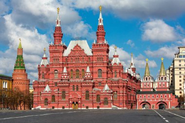 Moskova, Rusya, Mayıs 2020. Boş Kızıl Meydan. Eyalet Tarihi Müzesi, Voskresensky Gates Kremlin 'in köşesindeki Arsenal Kulesi. Güneşli bir gün. Moskova 'da karantina. Kimse..