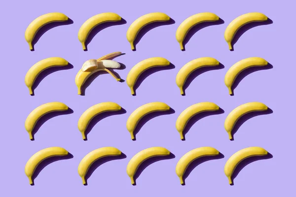 Banánmintás Árnyék Lila Háttérrel Egy Banán Meghámozott Friss Fényes Gyümölcsök — Stock Fotó