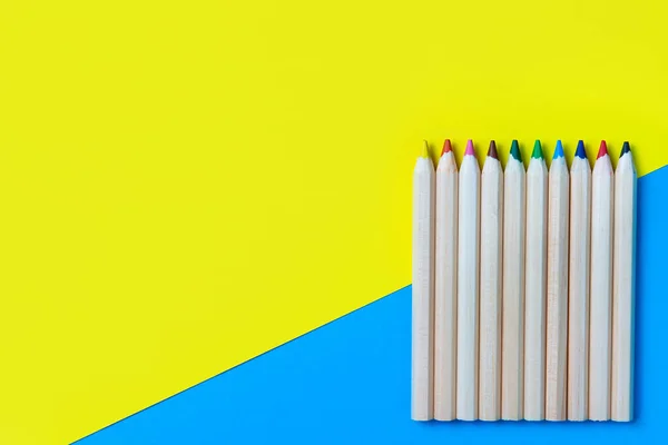 Mavi Sarı Arka Planda Renkli Kalemler Okula Dönelim Boşluğu Kopyala — Stok fotoğraf