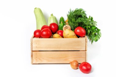 Beyaz arka planda sebzeli ahşap kutu. Kabak, havuç, domates, salatalık ve yeşillik. Taze sebzeler. Tarım Ürünleri.