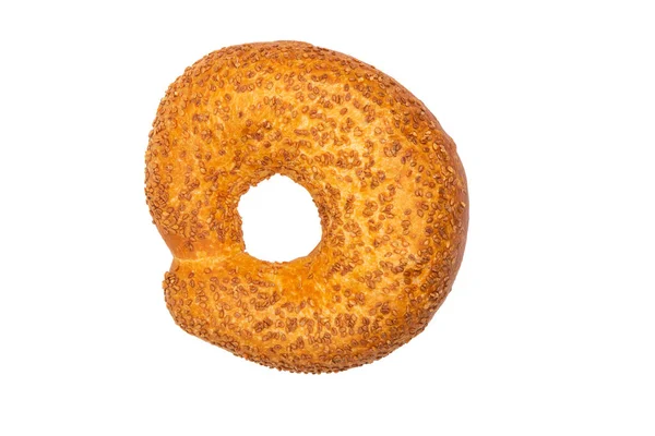 在白色孤立的背景上有芝麻籽的Bagel 复制空间 平躺在床上 — 图库照片