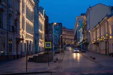 Rusya, Moskova, Mayıs 2020. İyi akşamlar. Şehrin boş sokakları. Moskova 'da karantina. Nadir yoldan geçenler. Şehir merkezi, Kuznetsk Köprüsü Caddesi..