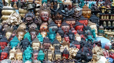 Tara, Buddha, Ganesha, Garuda ve diğer Hinduizm ve Budizm tanrılarının heykelleri, Nepal 'de Katmandu' da bir pazar tezgahındaki reçine ve metalden yapılmıştır..