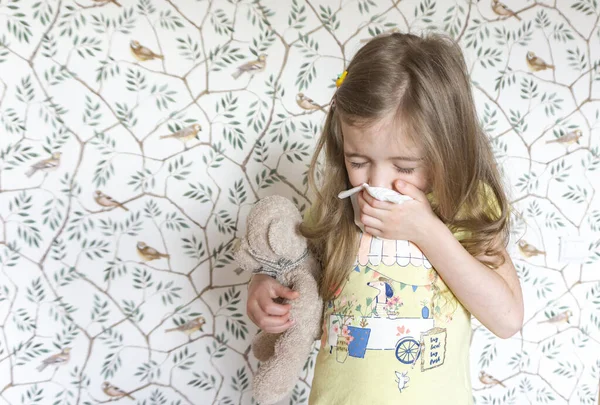 Symptoms Allergy Child Allergic Runny Nose Girl Who Sneezes Napkin — Stock Photo, Image