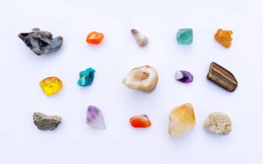 Güzel bir mineral taşı koleksiyonu, mücevherler, kristaller, beyaz arka planda jeot. Taş terapisi için taşlar, taş terapisi, soğuk taşlarla masaj..